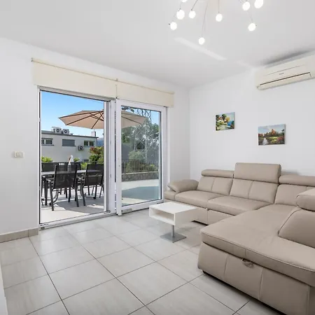 Pool Maurina Opatija With Sea View アパート